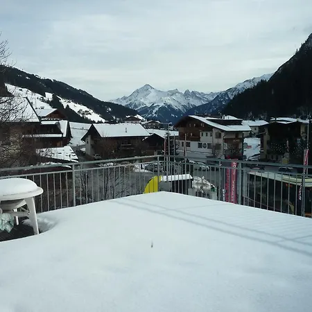 アパート Dora トゥクス